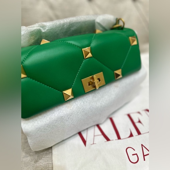 NWT Valentino Garavani Large Leather Roman Stud Shoulder Bag - Picture 4 of 11